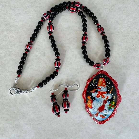 Hand-painted snowman on Russian black Lacquer made into a necklace. Seasonal Fun - Picture 5 of 12